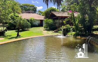 Imagem: A casa possui 3 Dormitórios, 2 Banheiros, 5 Vagas na garagem