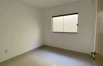 Imagem: A casa possui 2 Dormitórios, 2 Banheiros, 2 Vagas na garagem