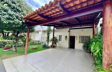 Imagem: A casa possui 3 Dormitórios, 3 Banheiros, 2 Vagas na garagem