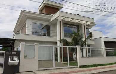 Imagem: A casa possui 3 Dormitórios, 4 Banheiros, 330m² de Área