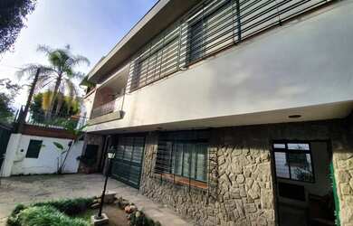 Imagem: A casa possui 4 Dormitórios, 5 Banheiros, 4 Vagas na garagem