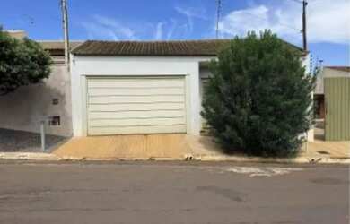 Imagem: A casa possui 2 Dormitórios, 2 Banheiros, 1 Vaga na garagem