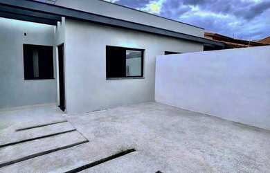 Imagem: A casa possui 2 Dormitórios, 2 Banheiros, 2 Vagas na garagem