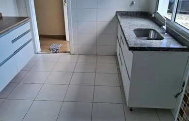 Imagem: A casa possui 3 Dormitórios, 1 Banheiro, 2 Vagas na garagem