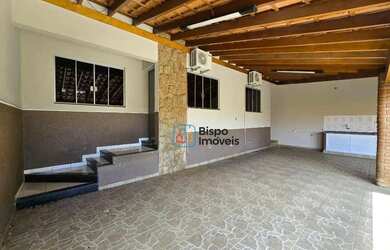 Imagem: A casa possui 3 Dormitórios, 2 Banheiros, 4 Vagas na garagem