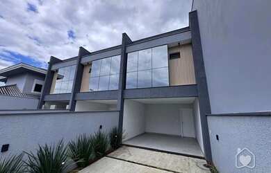 Imagem: A casa possui 3 Dormitórios, 2 Banheiros, 2 Vagas na garagem