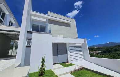 Imagem: A casa possui 3 Dormitórios, 2 Banheiros, 2 Vagas na garagem