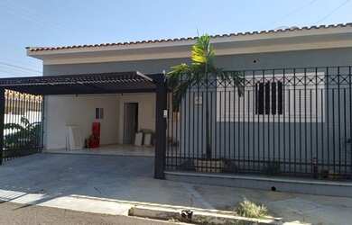 Imagem: A casa possui 3 Dormitórios, 3 Banheiros, 2 Vagas na garagem