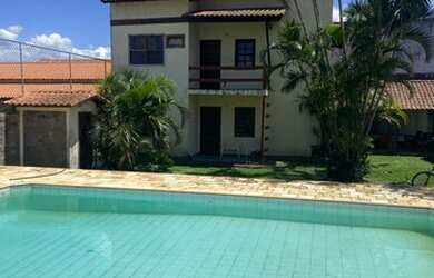 Imagem: A casa possui 3 Dormitórios e 5 Vagas na garagem e está localizado