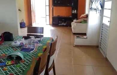 Imagem: A casa possui 4 Dormitórios, 2 Banheiros, 4 Vagas na garagem