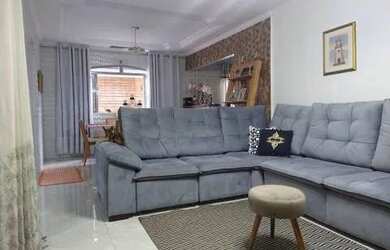 Imagem: A casa possui 3 Dormitórios, 2 Banheiros, 5 Vagas na garagem