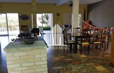 Imagem: A casa possui 5 Dormitórios, 4 Banheiros, 5 Vagas na garagem