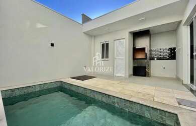 Imagem: A casa possui 2 Dormitórios, 2 Banheiros, 2 Vagas na garagem