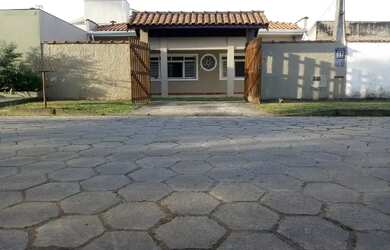 Imagem: A casa possui 3 Dormitórios, 2 Banheiros, 3 Vagas na garagem