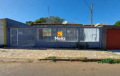 Imagem: A casa possui 3 Dormitórios, 1 Banheiro e 1 Vaga na garagem