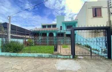 Imagem: A casa possui 4 Dormitórios, 2 Banheiros, 4 Vagas na garagem