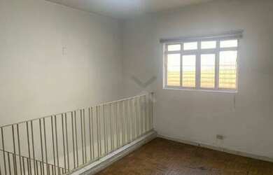 Imagem: O depósito possui 3 Vagas na garagem, 250m² de Área e está