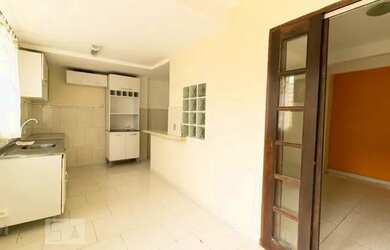 Imagem: A casa possui 1 Dormitório, 1 Banheiro, 1 Vaga na garagem