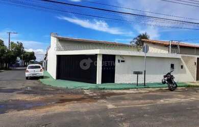 Imagem: A casa possui 3 Dormitórios, 4 Banheiros, 4 Vagas na garagem