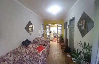 Imagem: A casa possui 2 Dormitórios, 1 Banheiro, 2 Vagas na garagem