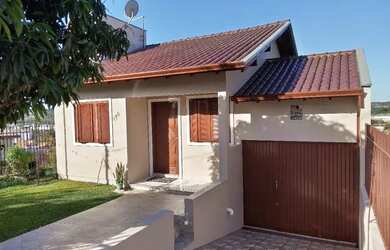 Imagem: A casa possui 2 Dormitórios, 1 Banheiro, 1 Vaga na garagem