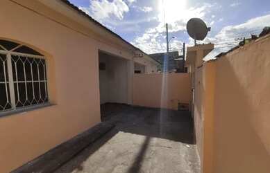 Imagem: A casa possui 3 Dormitórios, 1 Banheiro e 1 Vaga na garagem