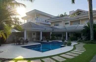 Imagem: A casa em condomínio possui 4 Dormitórios, 4 Banheiros e 1000m²