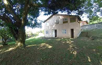 Imagem: A casa possui 3 Dormitórios, 2 Banheiros, 5 Vagas na garagem