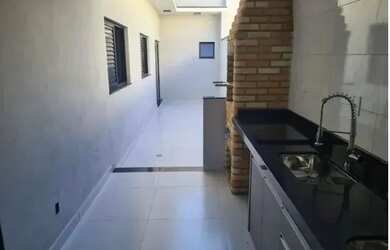 Imagem: A casa possui 2 Dormitórios, 1 Banheiro, 1 Vaga na garagem