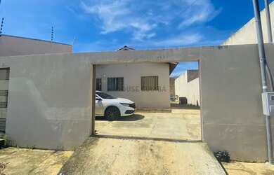 Imagem: A casa possui 2 Dormitórios, 1 Banheiro, 2 Vagas na garagem