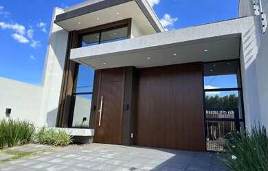 Imagem: A casa possui 3 Dormitórios, 1 Banheiro, 2 Vagas na garagem