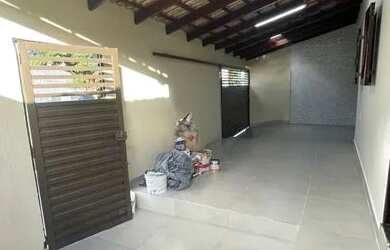 Imagem: A casa possui 3 Dormitórios, 1 Banheiro, 1 Vaga na garagem