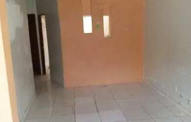 Imagem: A casa possui 2 Dormitórios, 1 Banheiro, 2 Vagas na garagem