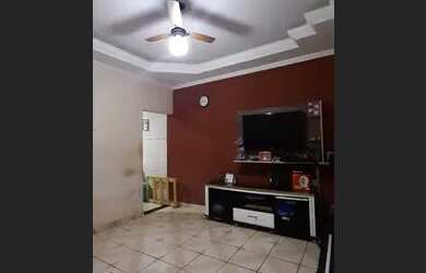 Imagem: A casa possui 2 Dormitórios, 1 Banheiro, 2 Vagas na garagem