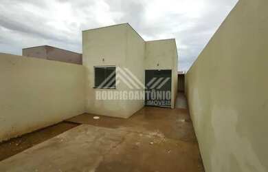 Imagem: A casa possui 2 Dormitórios, 2 Banheiros, 2 Vagas na garagem