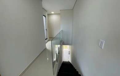 Imagem: A casa possui 3 Dormitórios, 2 Banheiros, 3 Vagas na garagem