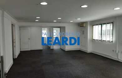 Imagem: O depósito possui 4 Vagas na garagem, 121m² de Área e está