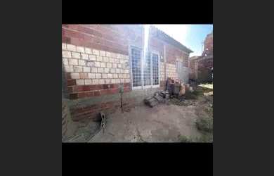 Imagem: A casa possui 2 Dormitórios, 1 Banheiro e está localizado