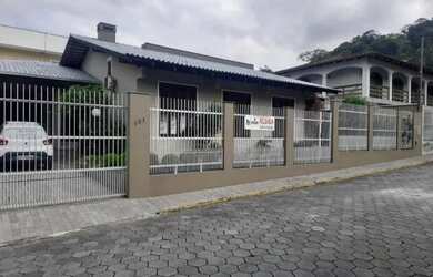 Imagem: A casa possui 2 Dormitórios, 2 Banheiros, 1 Vaga na garagem