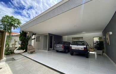 Imagem: A casa possui 3 Dormitórios, 3 Banheiros, 4 Vagas na garagem