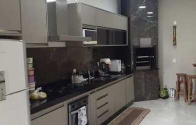 Imagem: A casa possui 3 Dormitórios, 3 Banheiros, 2 Vagas na garagem