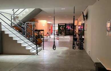 Imagem: O depósito possui 2 Vagas na garagem, 390m² de Área e está