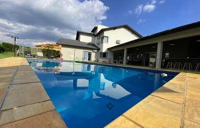 Imagem: A casa em condomínio possui 5 Dormitórios, 5 Banheiros, 4