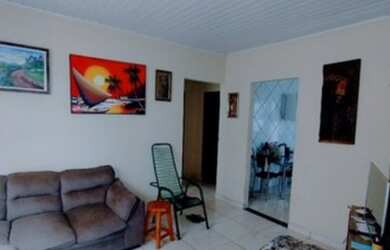 Imagem: A casa possui 3 Dormitórios, 1 Banheiro, 2 Vagas na garagem