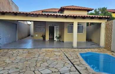 Imagem: A casa possui 2 Dormitórios, 2 Banheiros, 1 Vaga na garagem