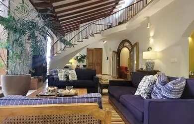 Imagem: A casa possui 4 Dormitórios, 5 Banheiros, 4 Vagas na garagem