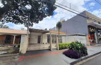 Imagem: A casa possui 4 Dormitórios, 1 Banheiro, 4 Vagas na garagem