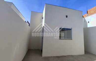 Imagem: A casa possui 3 Dormitórios, 2 Banheiros, 2 Vagas na garagem