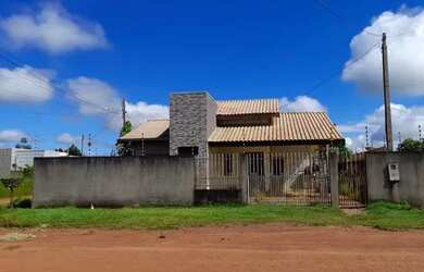 Imagem: A casa possui 2 Dormitórios, 2 Banheiros, 5 Vagas na garagem