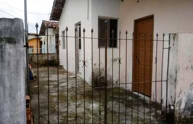 Imagem: A casa possui 2 Dormitórios e 1 Banheiro e está localizado